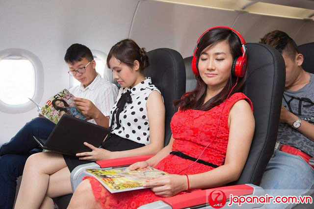 Đeo tai nghe và tận hưởng những giai điệu yêu thích để không làm phiền người khác