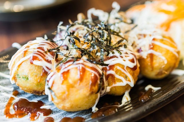 Takoyaki, một trong những món ăn đường phố nổi tiếng của Nhật Bản Takoyaki, một trong những món ăn đường phố nổi tiếng của Nhật Bản