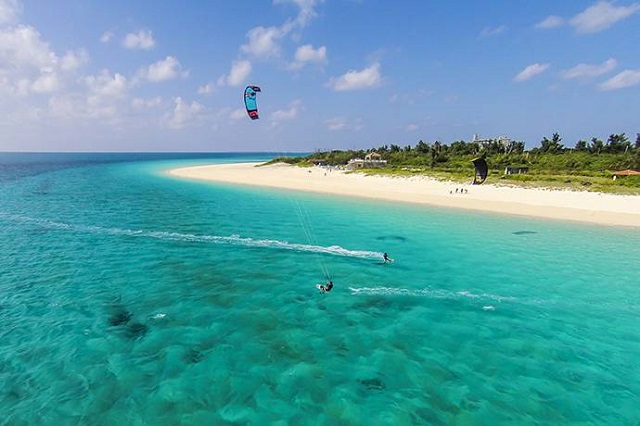 Khung cảnh bình yên thơ mộng của bãi biển Yonaha Maehama